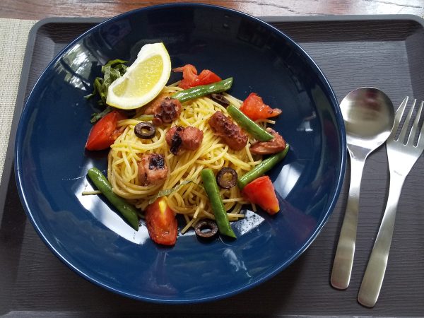 女川アヒージョ　三陸たこと夏野菜のレモン風味パスタ