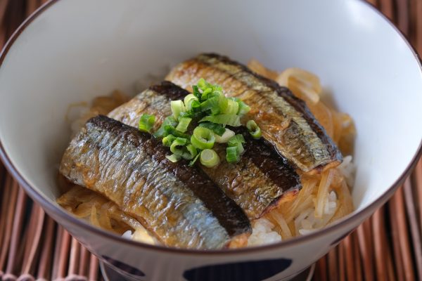 さんま刺身フィレ（皮付き）の蒲焼丼