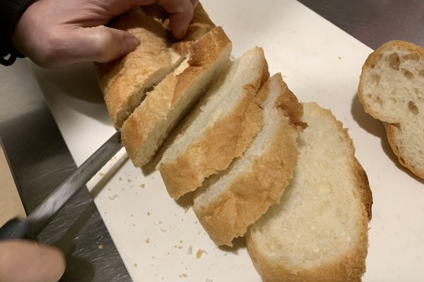 フランスパンを1.5cm〜2cmくらいの厚さに切ります。