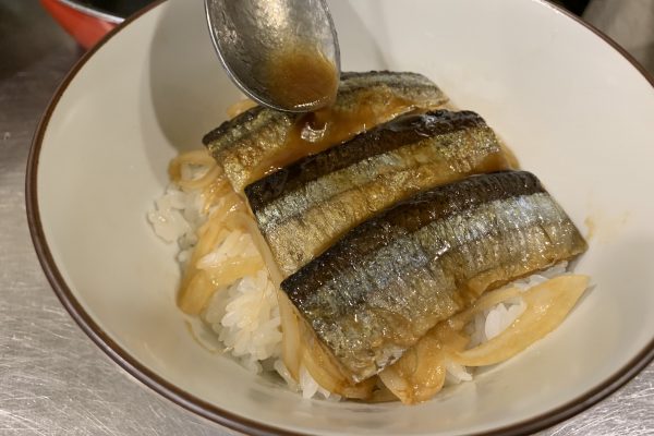 さんま刺身フィレ 皮付き の蒲焼丼 女川さかな手帖