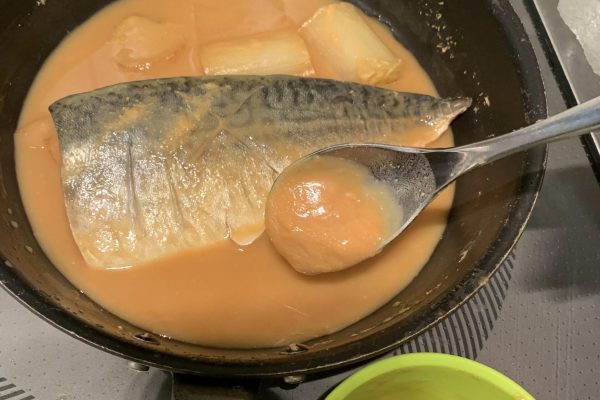 中火で煮て、とろみが出てきたら周りの味噌を回しかけます。