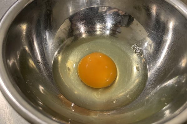 ボウルに卵を割り、