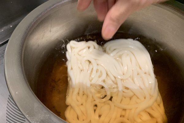 麺つゆを水で割り､鍋で温める。麺つゆが温まったら､うどんを入れて煮る。