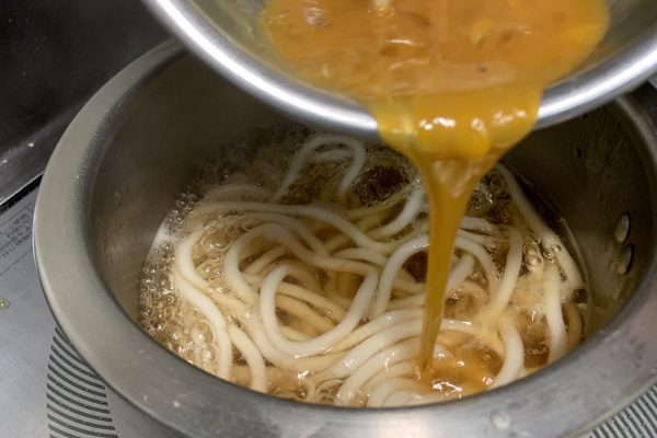 お好みのかたさまでうどんを煮て､煮たったらさんまの煮付の汁でといた卵を回しかける。(必ず沸騰から卵を入れる)