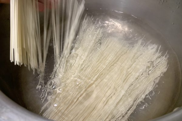 ソーメンを茹でます。