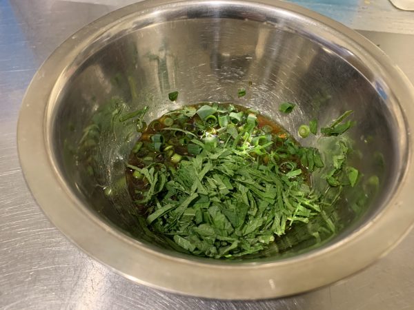 ボウルに、水で割った市販の麺つゆ（比率は麺つゆの商品をご覧ください）と、