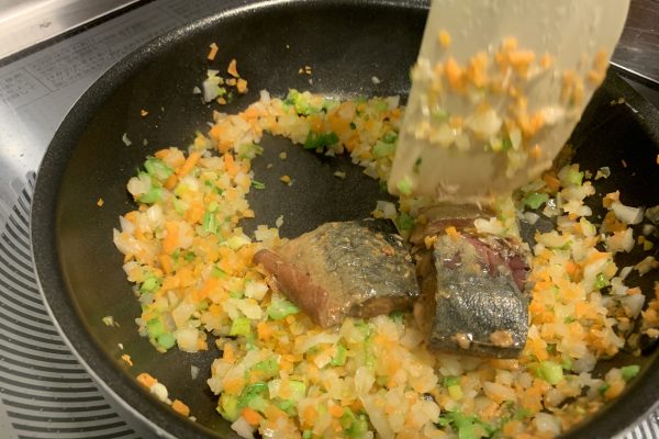 油をひいたフライパンに①の材料を入れ軽く炒め、火が通ったらさばの煮付を入れてほぐしながらさらに炒めます。