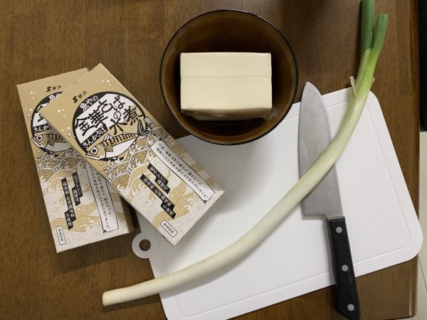 だし、水、味噌を除いた材料は写真のとおりです。サバはサバ缶でも大丈夫です。