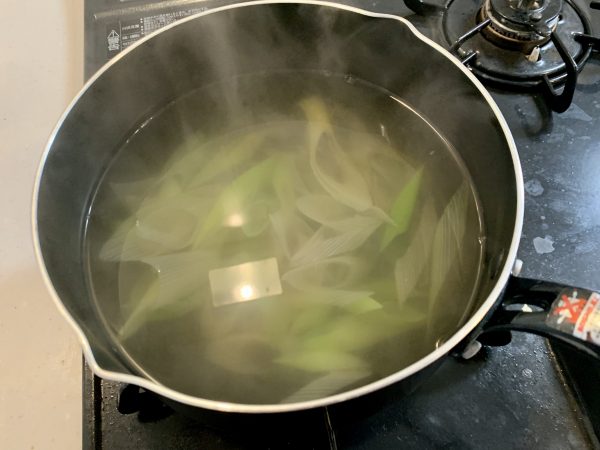 鍋に水とネギをいれ、だしを入れて沸騰するまで温めます。